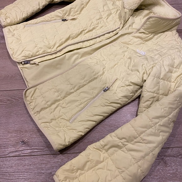 The North Face Women's Light Yellow Ski Jacket - Picture 5 of 6